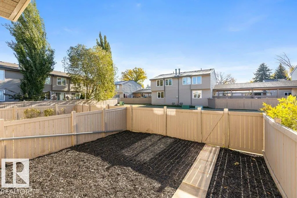 44 AKINSDALE Gardens