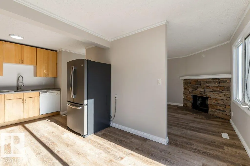 44 AKINSDALE Gardens