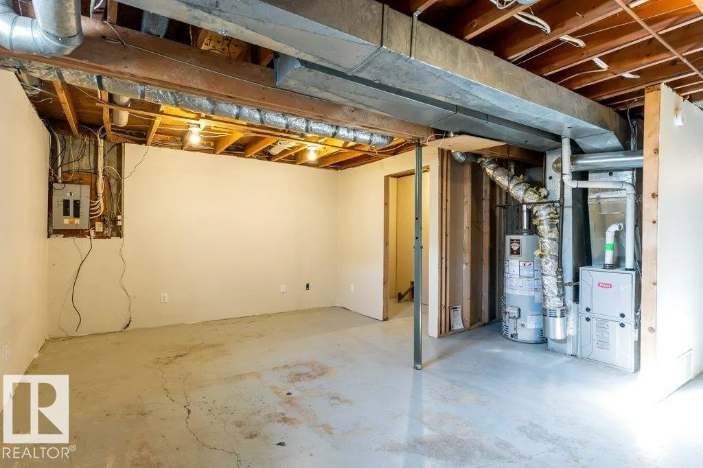 44 AKINSDALE Gardens