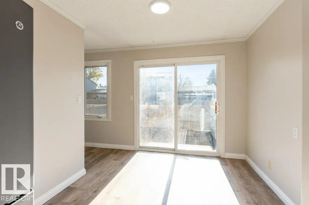 44 AKINSDALE Gardens