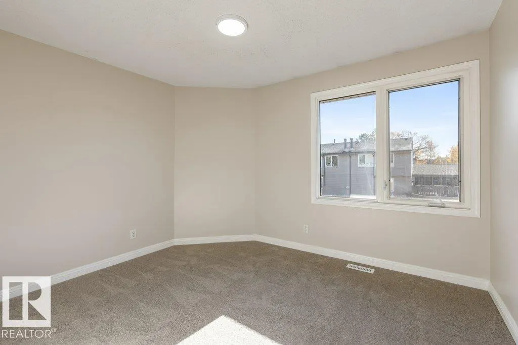 44 AKINSDALE Gardens