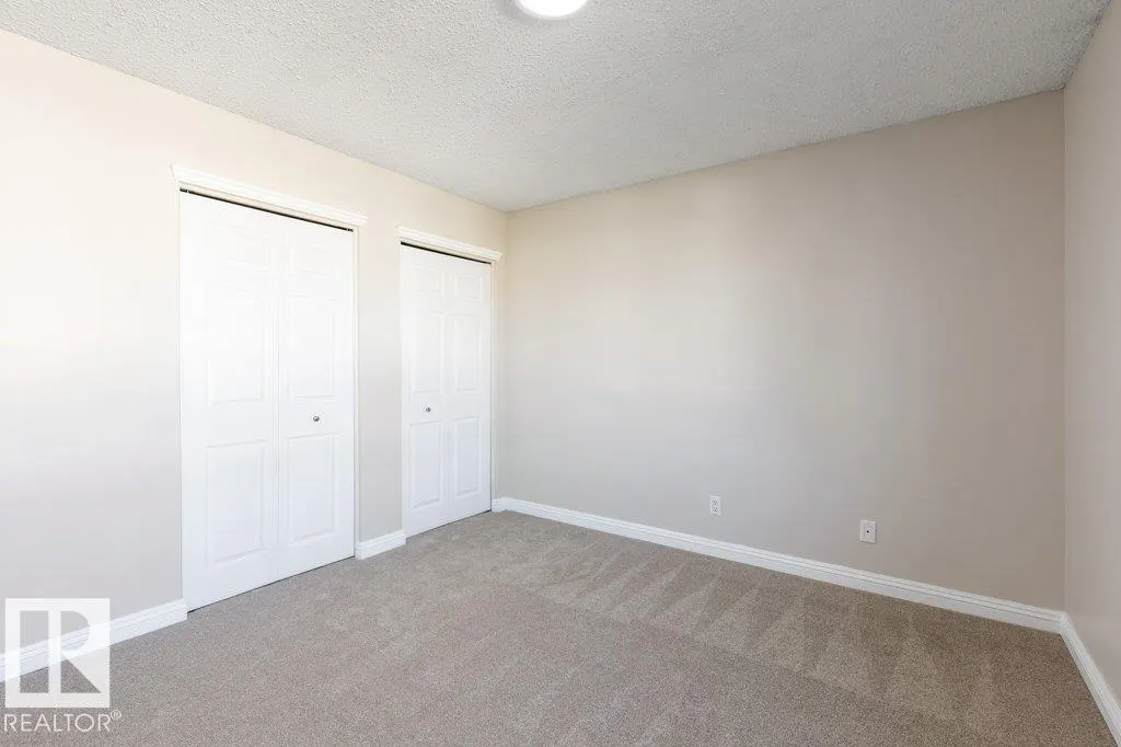 44 AKINSDALE Gardens