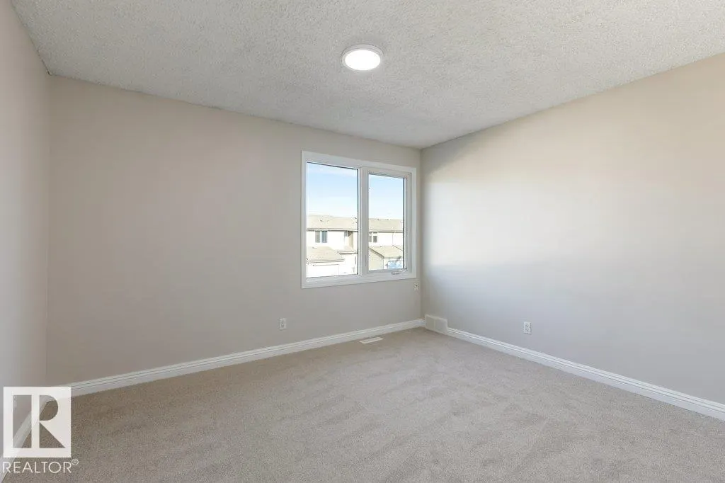 44 AKINSDALE Gardens