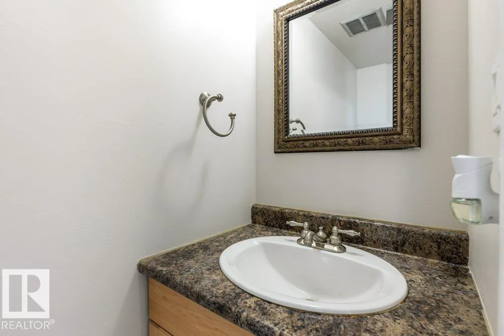 44 AKINSDALE Gardens