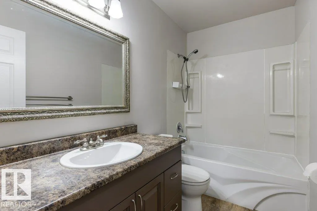 44 AKINSDALE Gardens