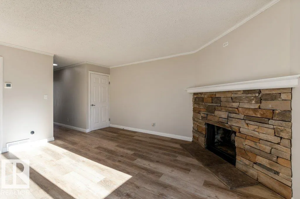 44 AKINSDALE Gardens