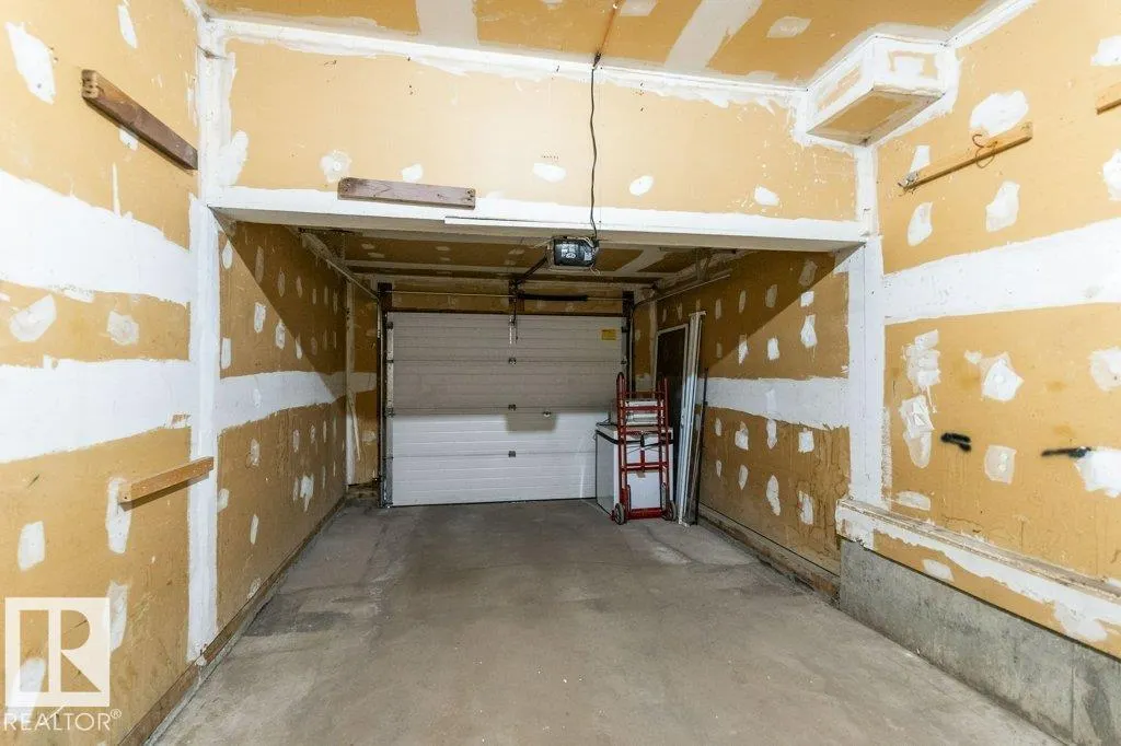 44 AKINSDALE Gardens