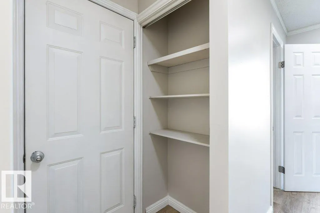 44 AKINSDALE Gardens