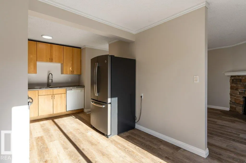 44 AKINSDALE Gardens