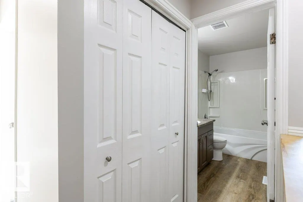 44 AKINSDALE Gardens