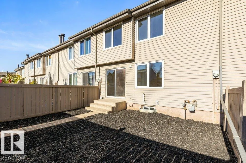 44 AKINSDALE Gardens