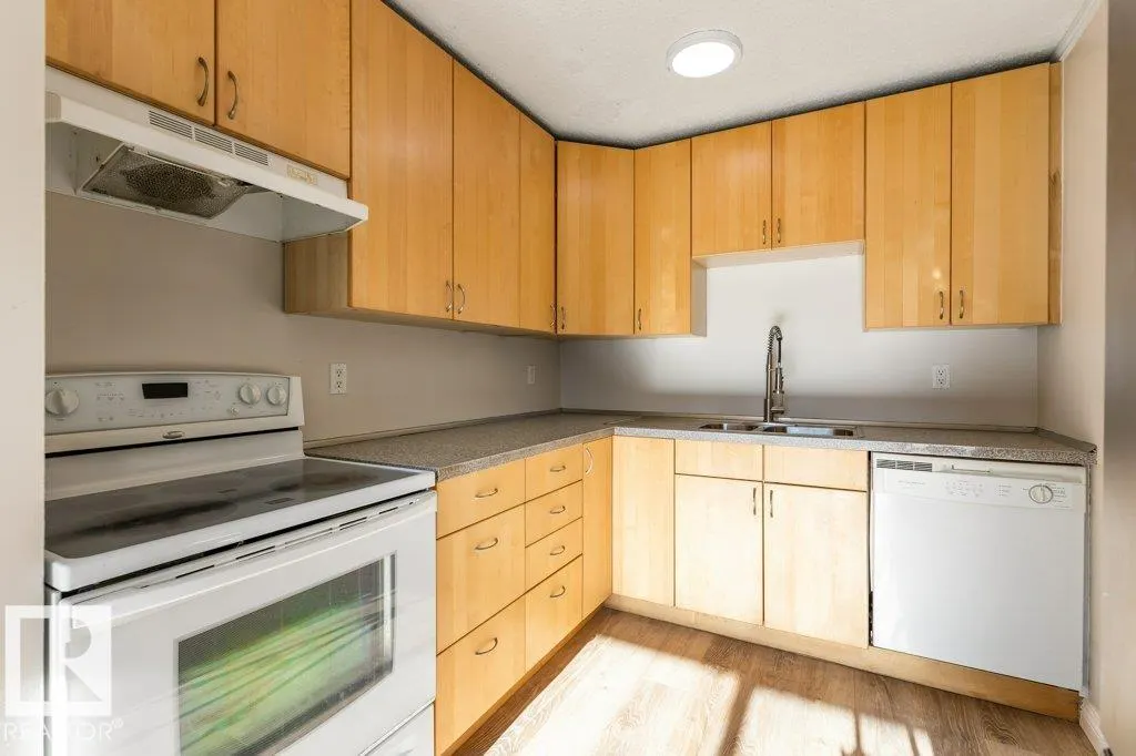 44 AKINSDALE Gardens