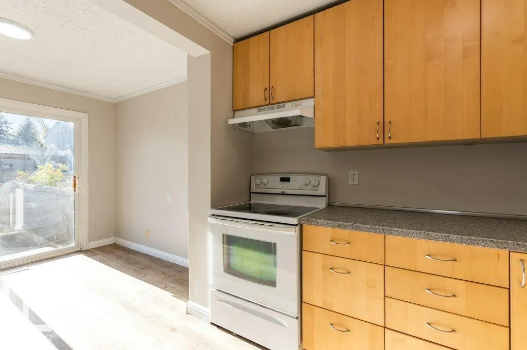 44 AKINSDALE Gardens