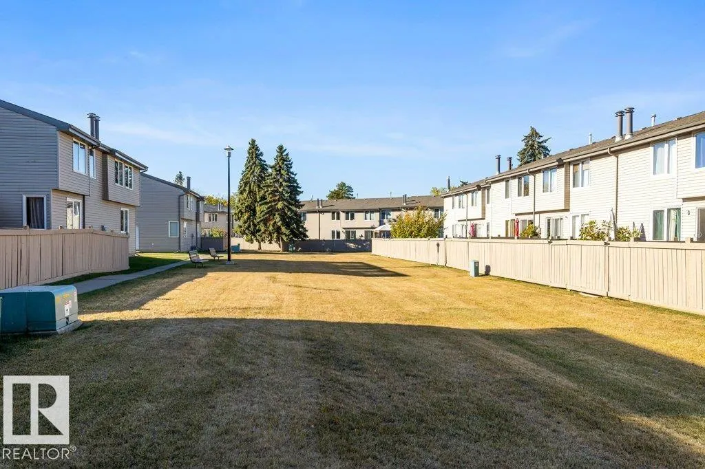 44 AKINSDALE Gardens