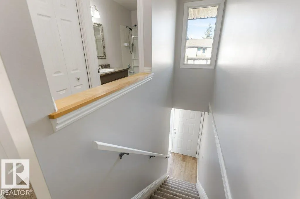 44 AKINSDALE Gardens