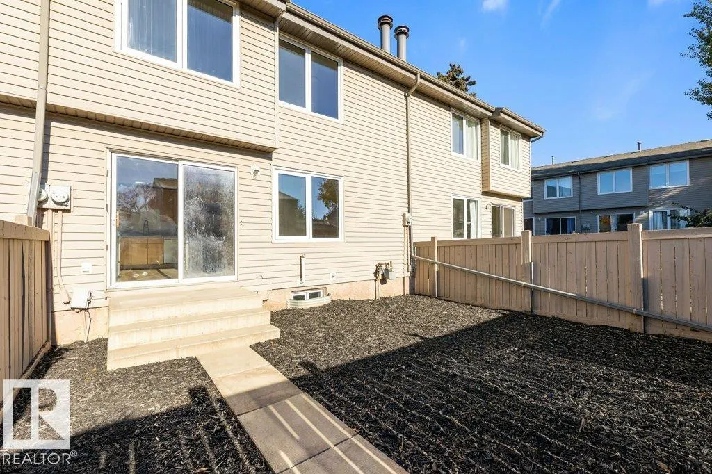 44 AKINSDALE Gardens