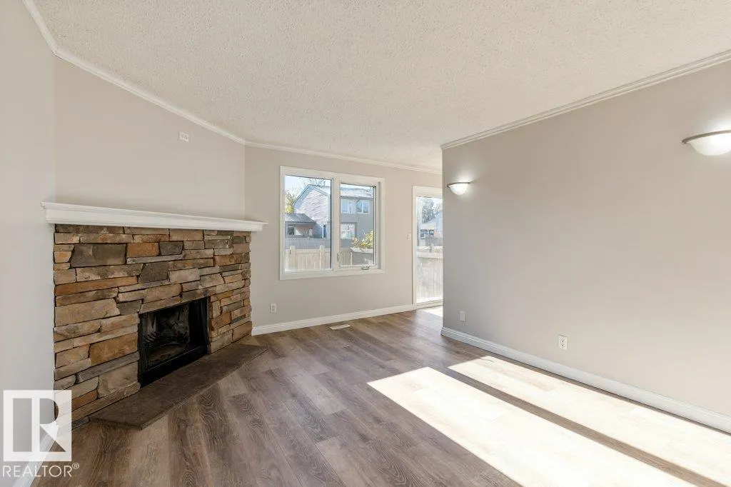 44 AKINSDALE Gardens