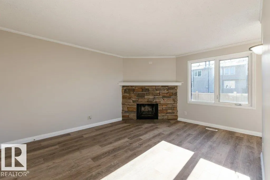 44 AKINSDALE Gardens