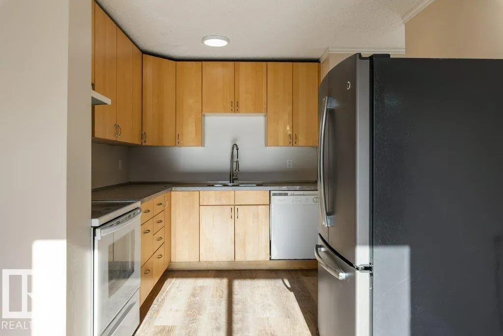 44 AKINSDALE Gardens