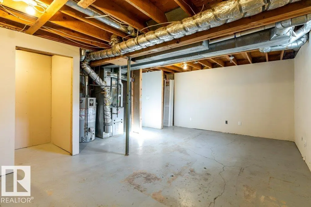 44 AKINSDALE Gardens