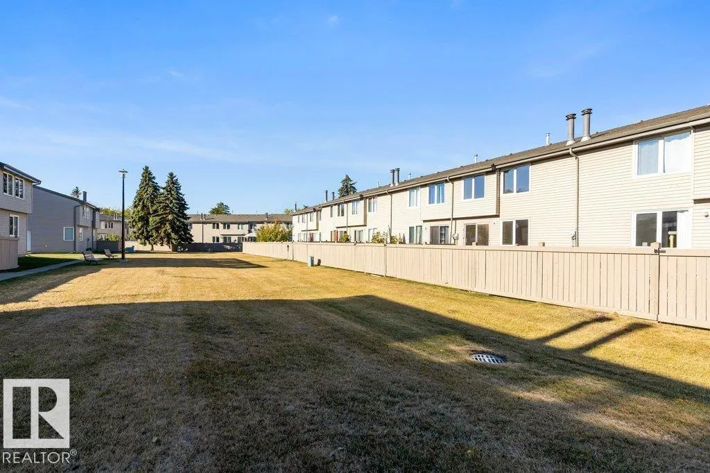 44 AKINSDALE Gardens