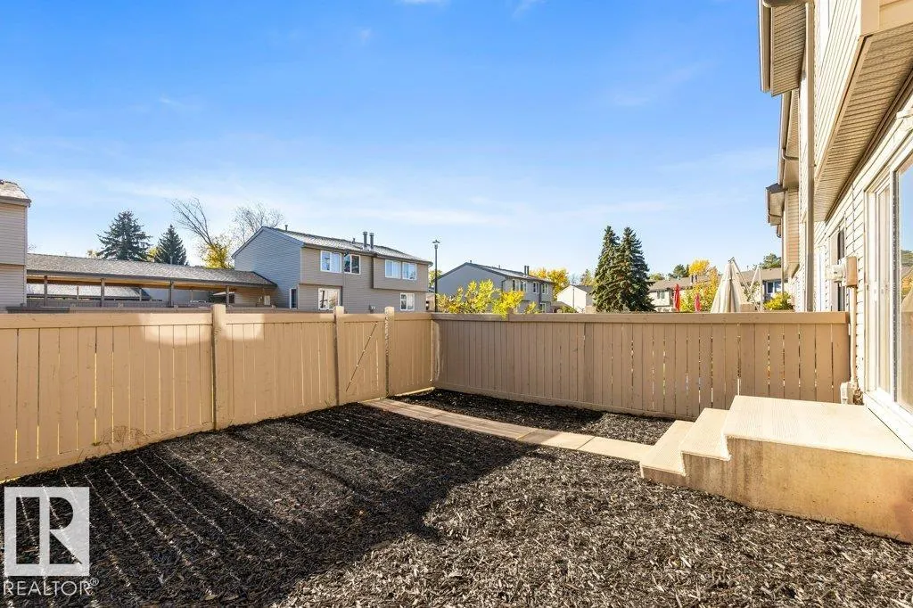 44 AKINSDALE Gardens