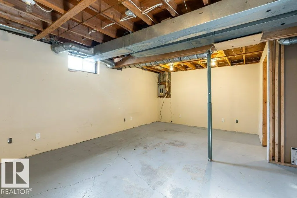 44 AKINSDALE Gardens