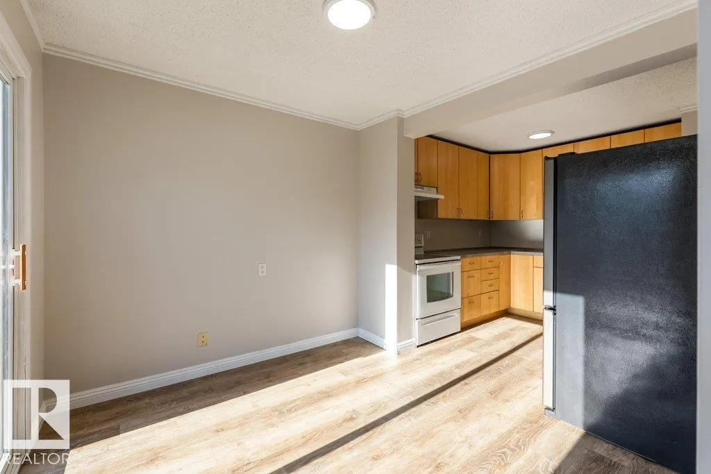 44 AKINSDALE Gardens