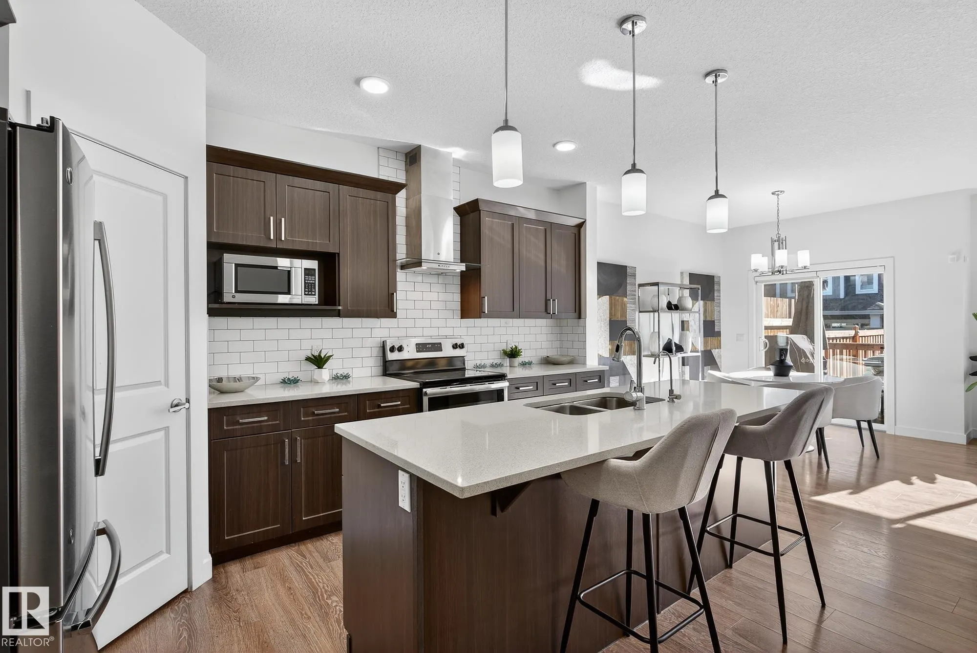 22015 85 AVE