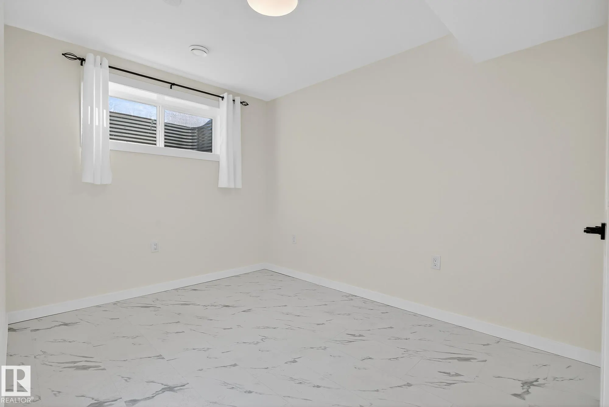 22015 85 AVE