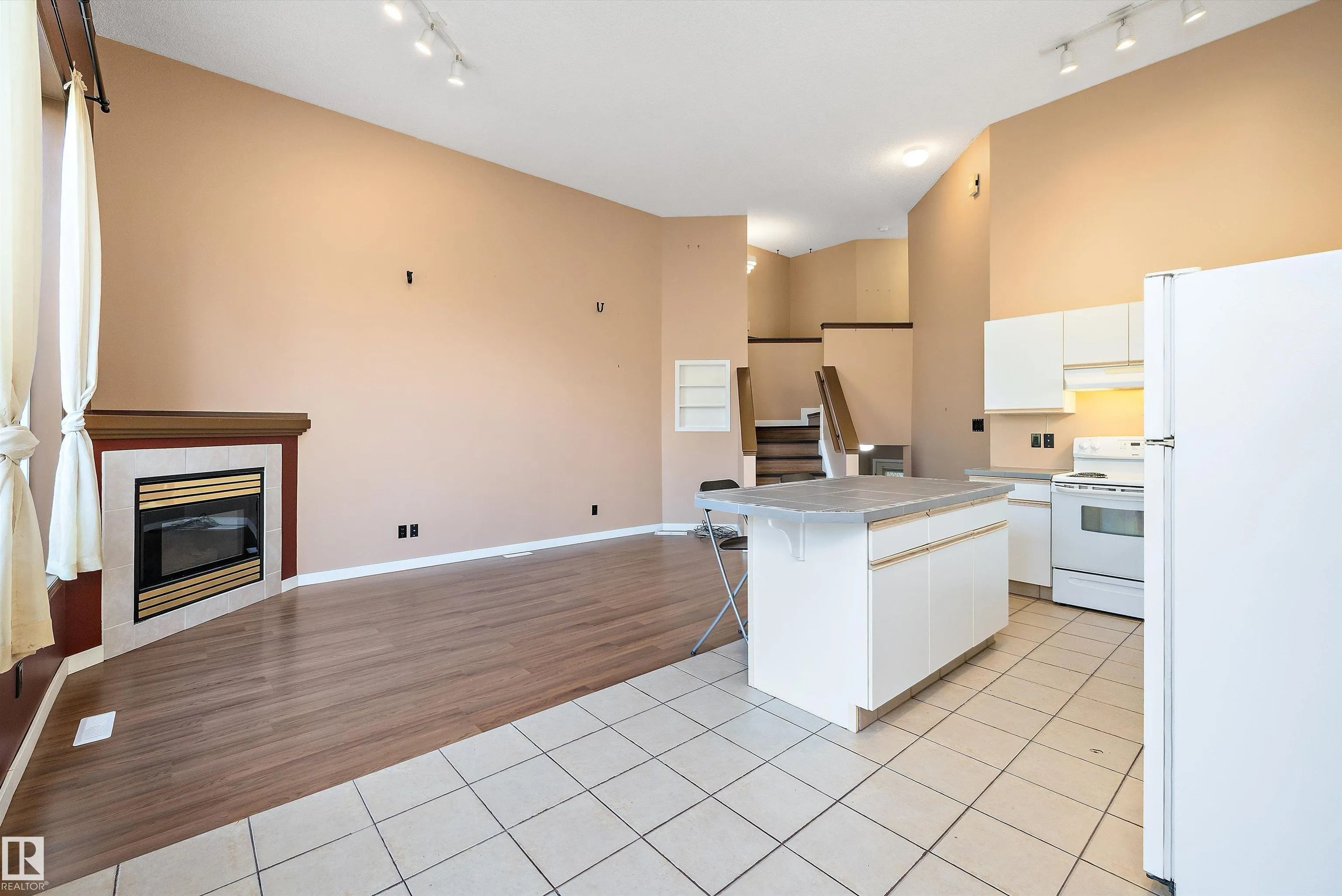 300 HOOPER Crescent