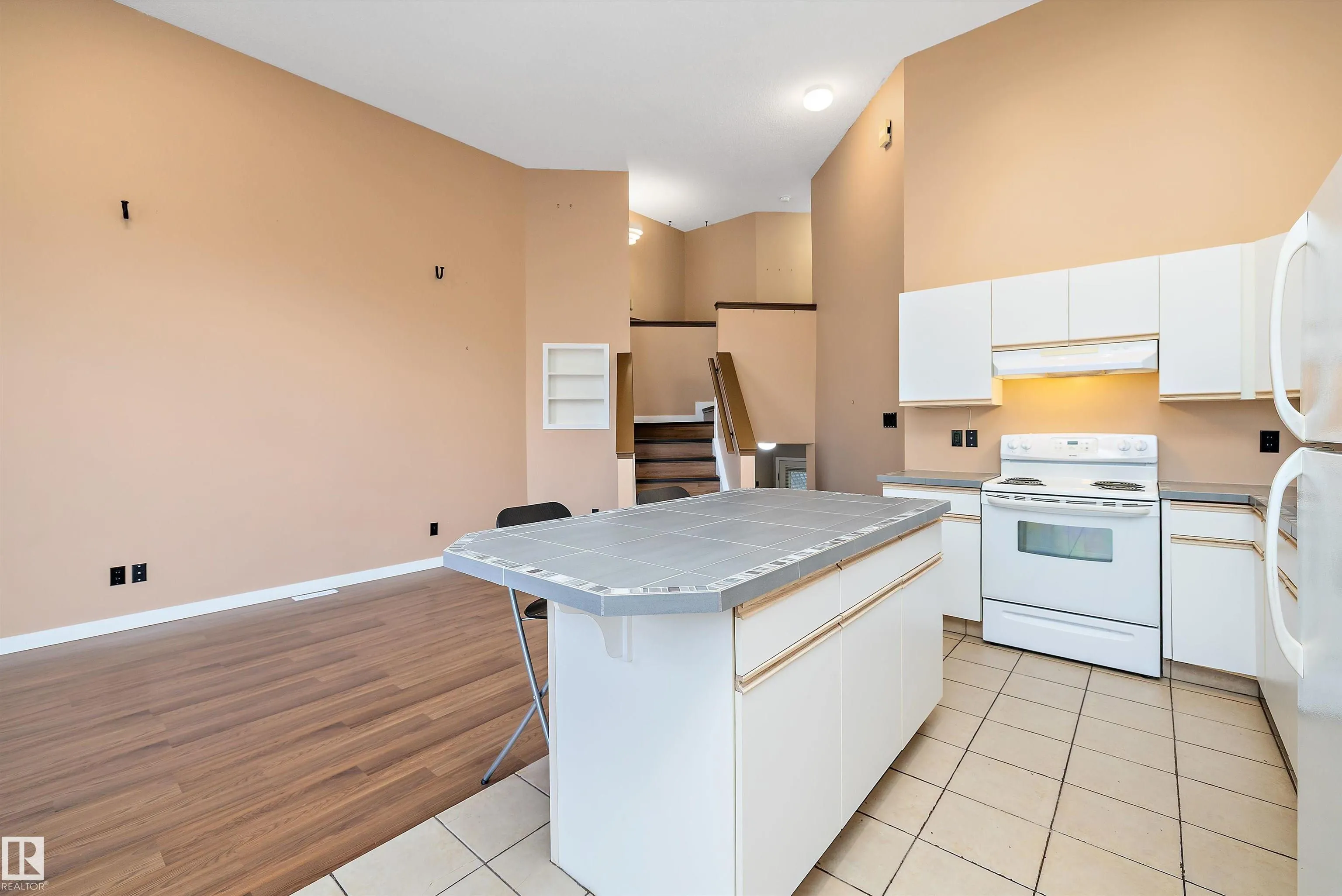 300 HOOPER Crescent