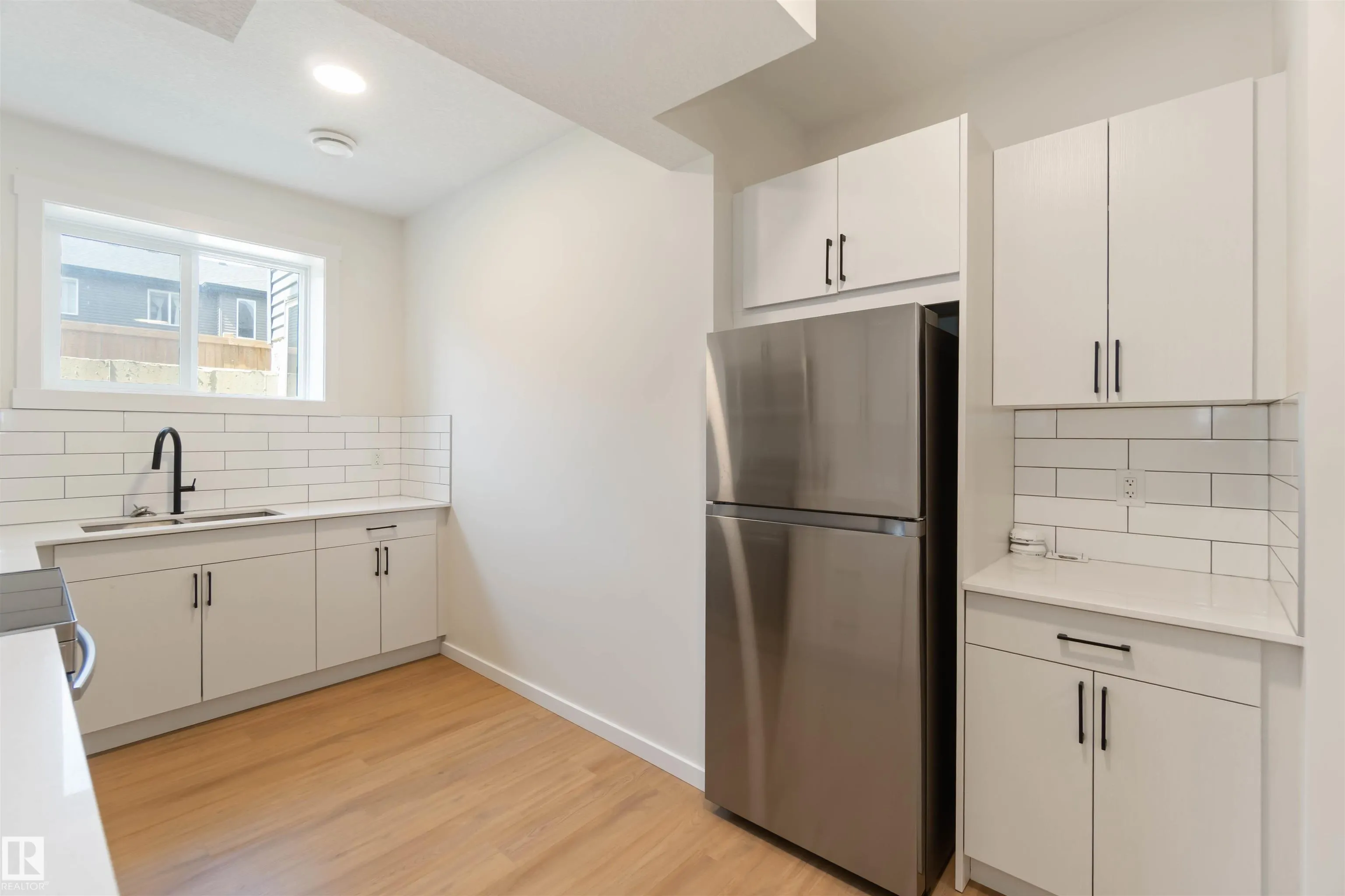 2172 52 St