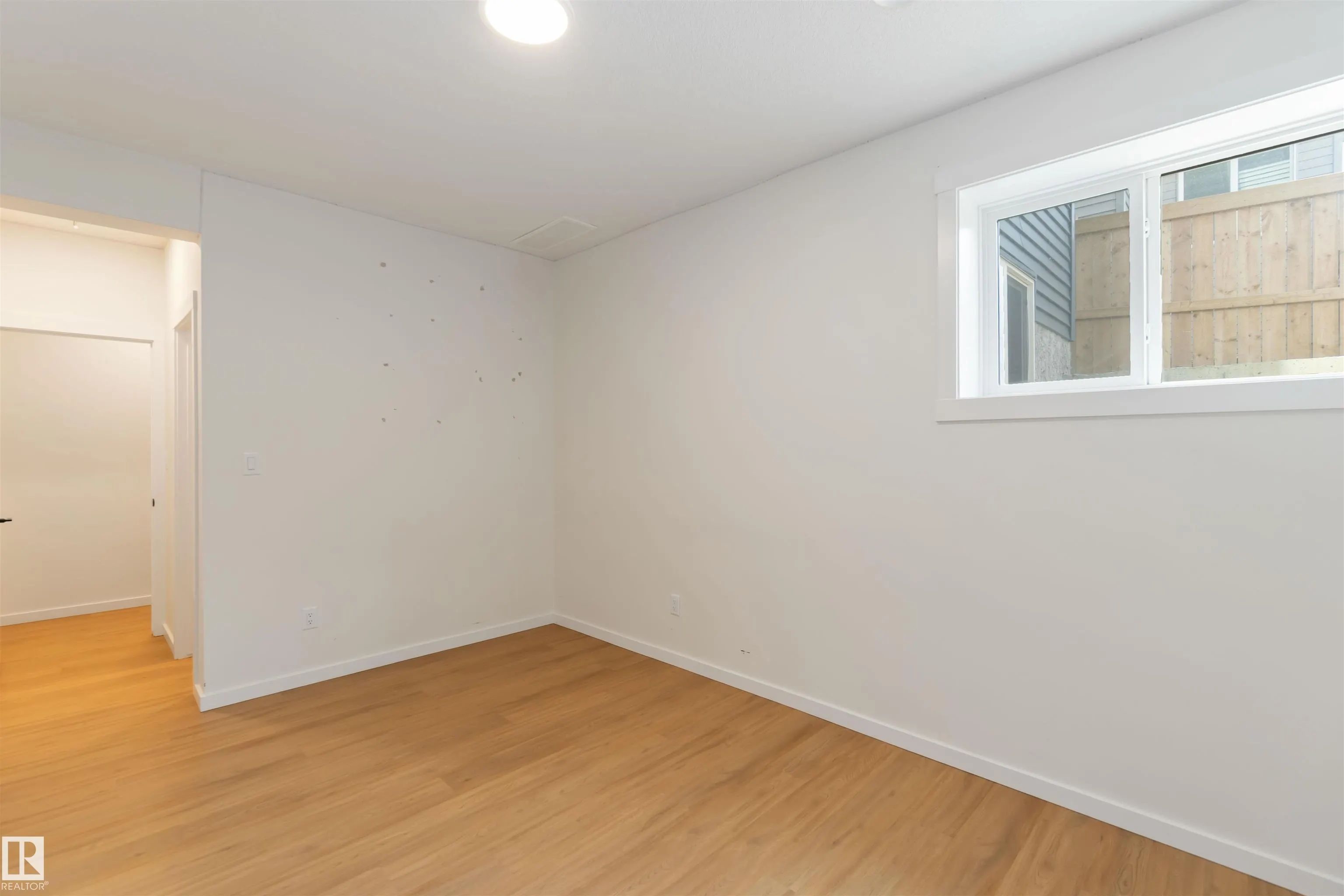 2172 52 St