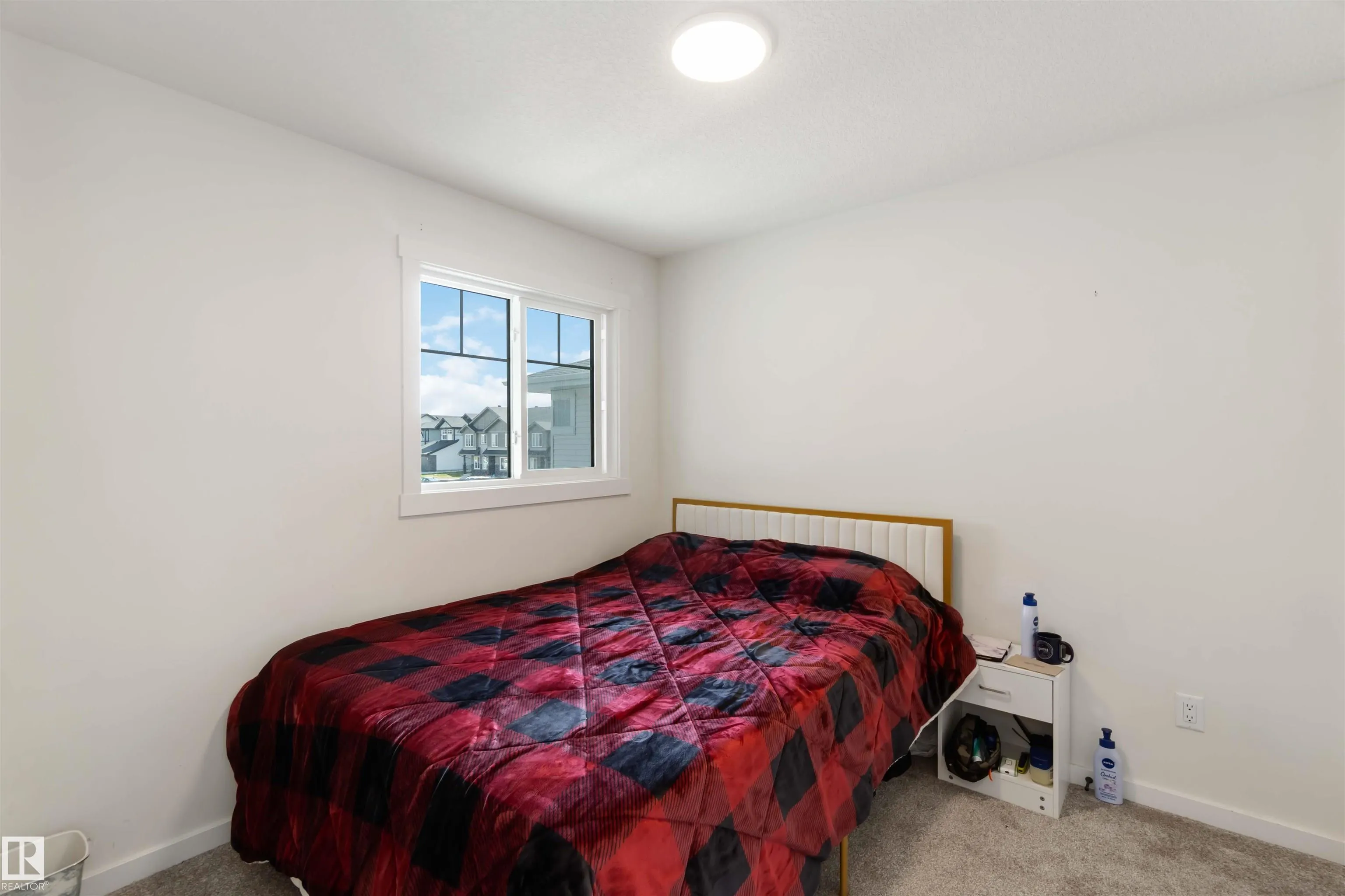 2172 52 St