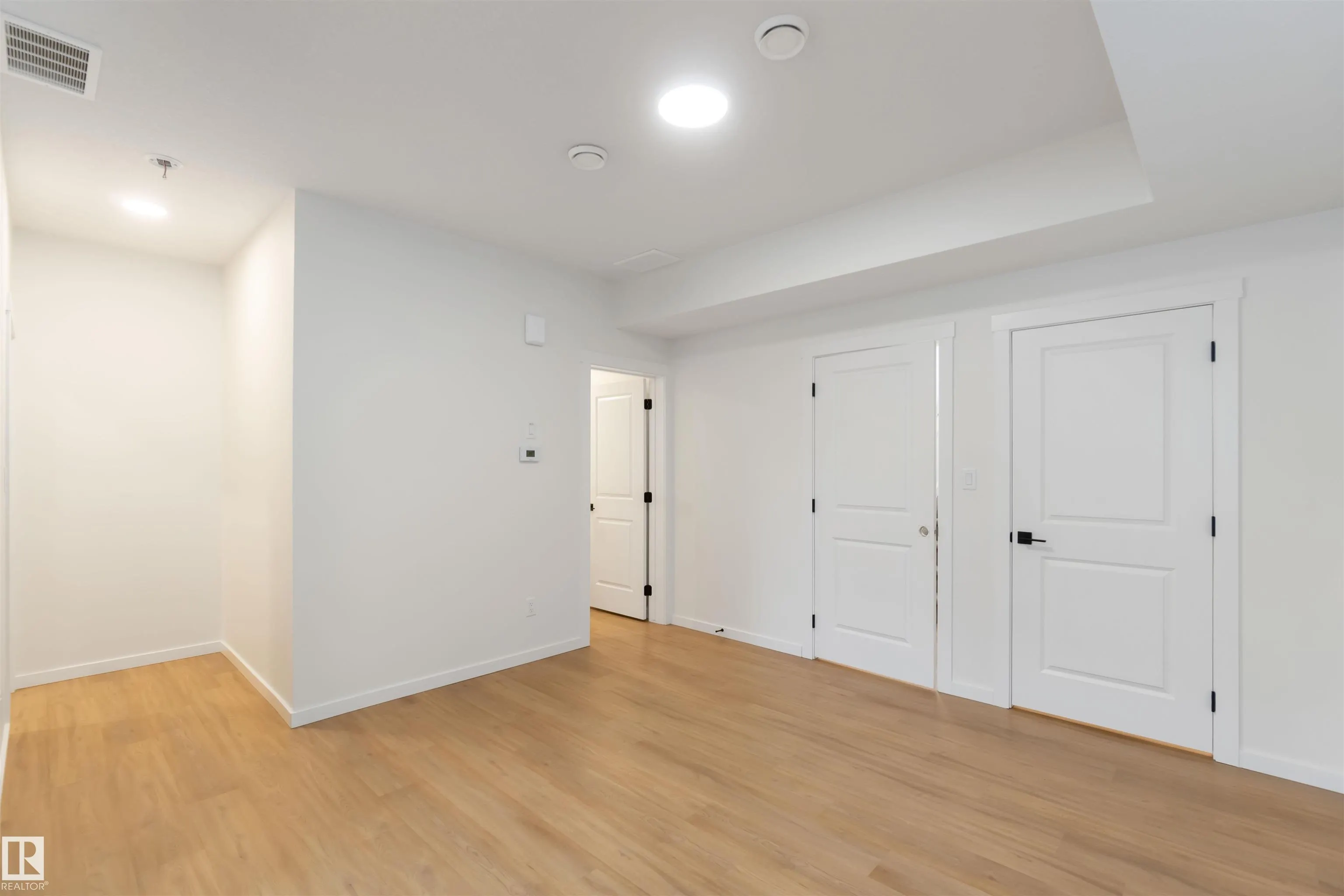 2172 52 St