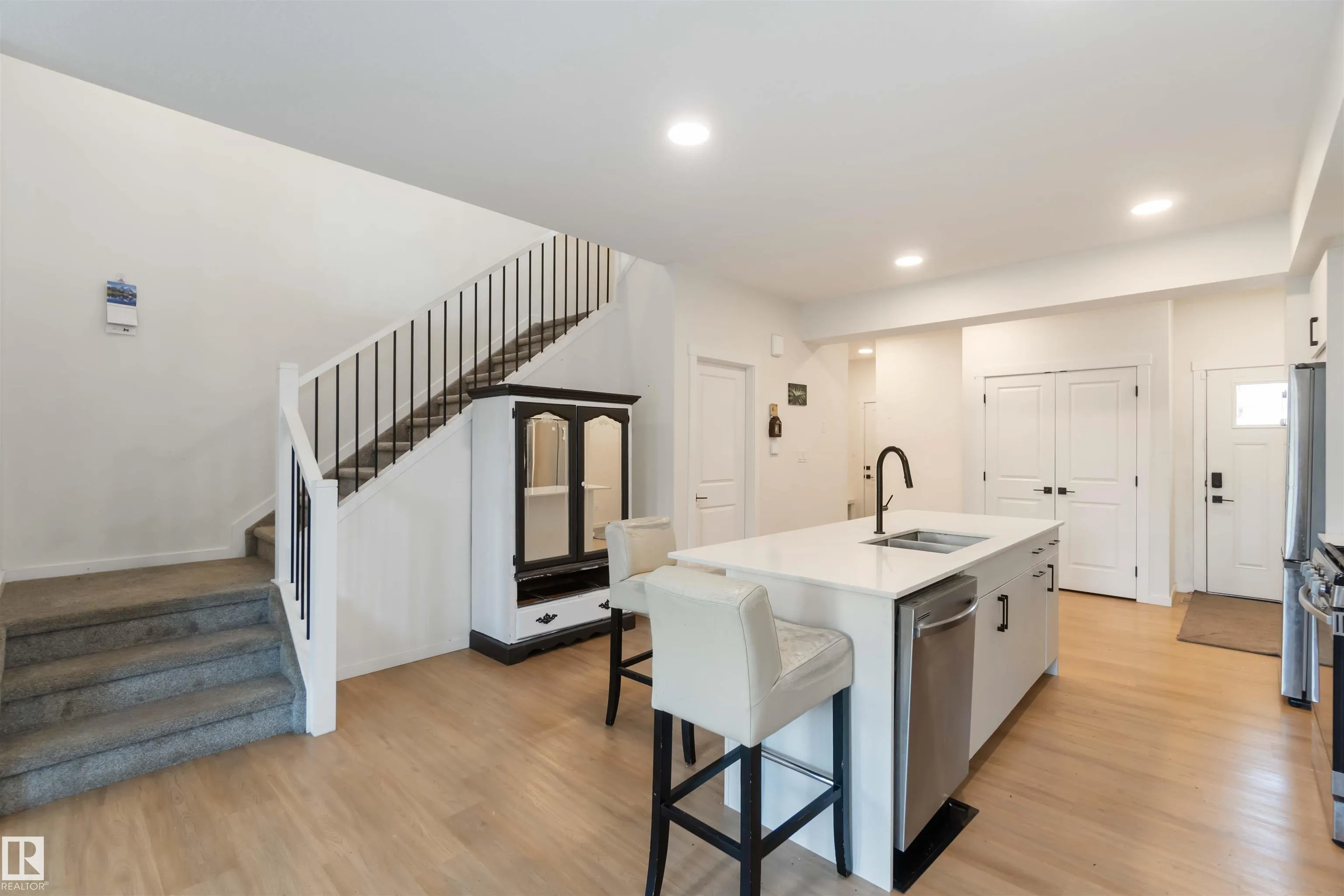 2172 52 St