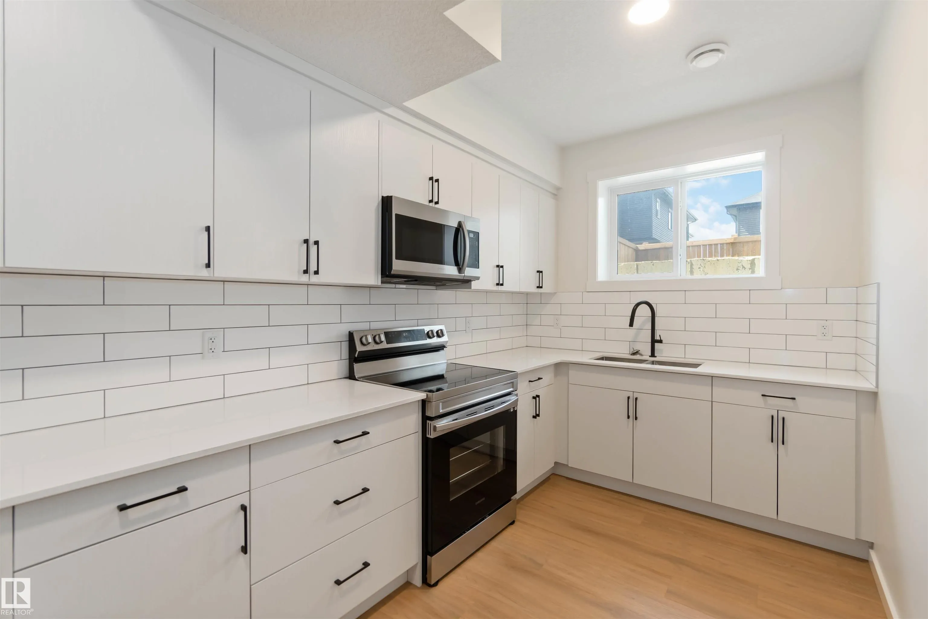 2172 52 St