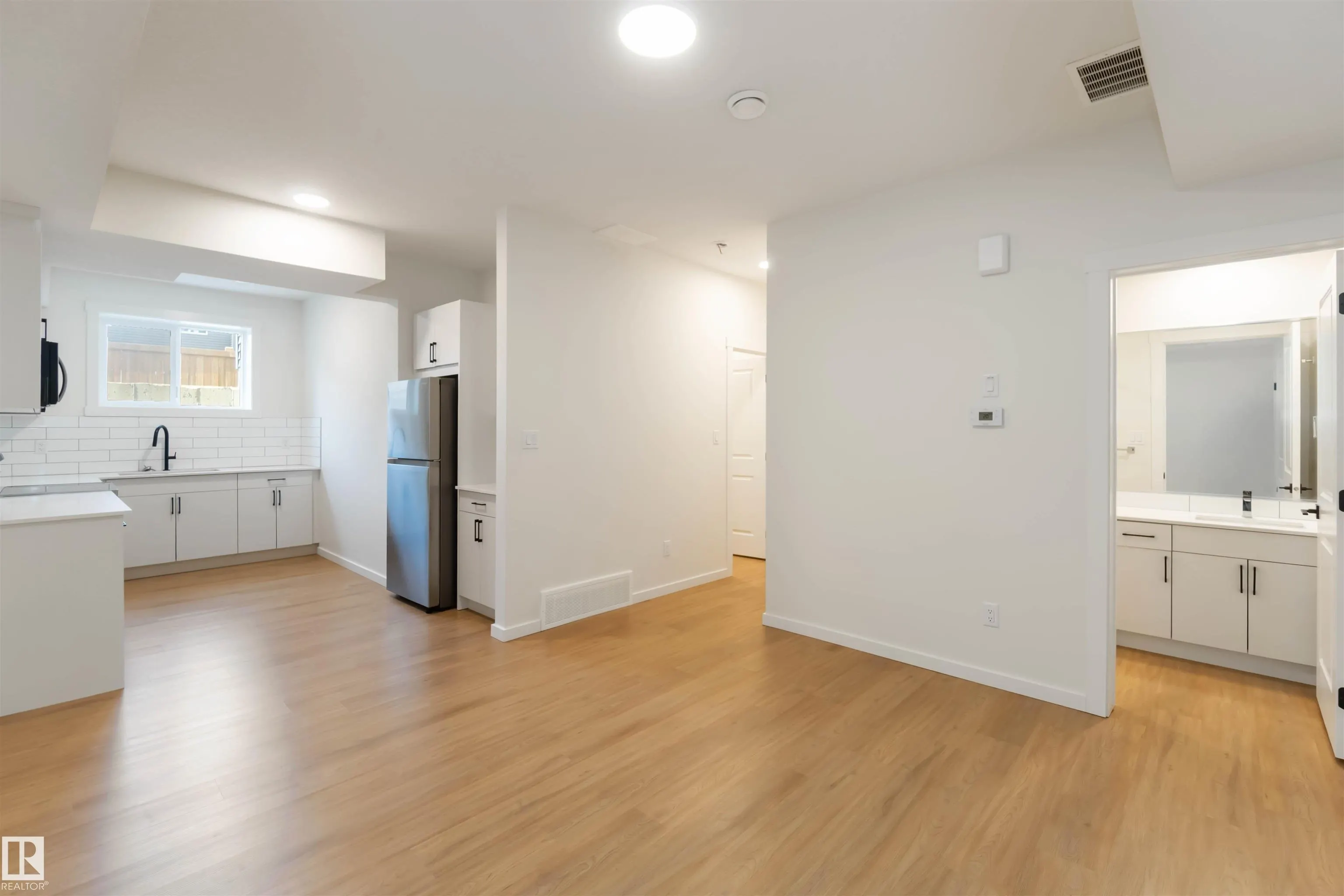 2172 52 St