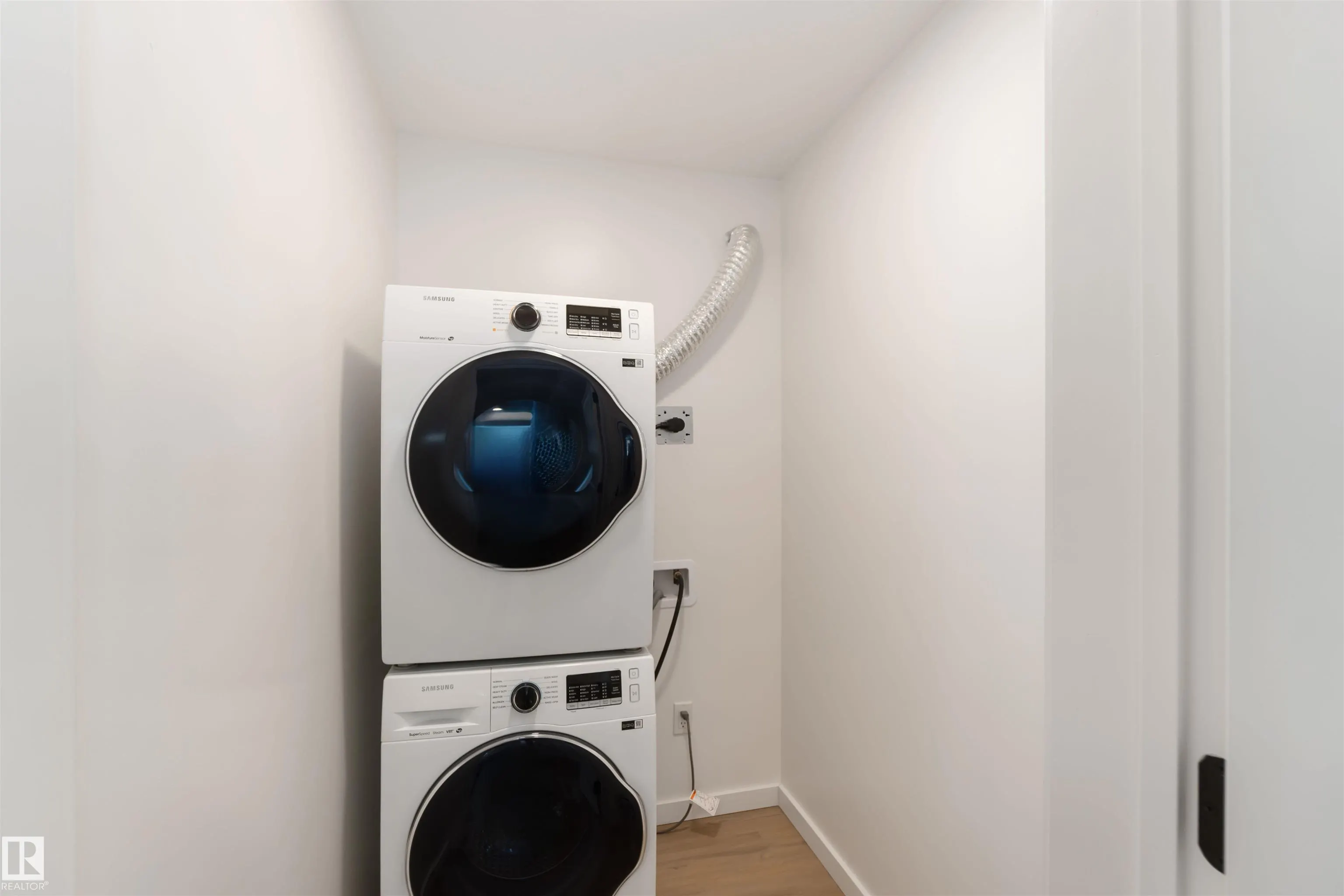 2172 52 St