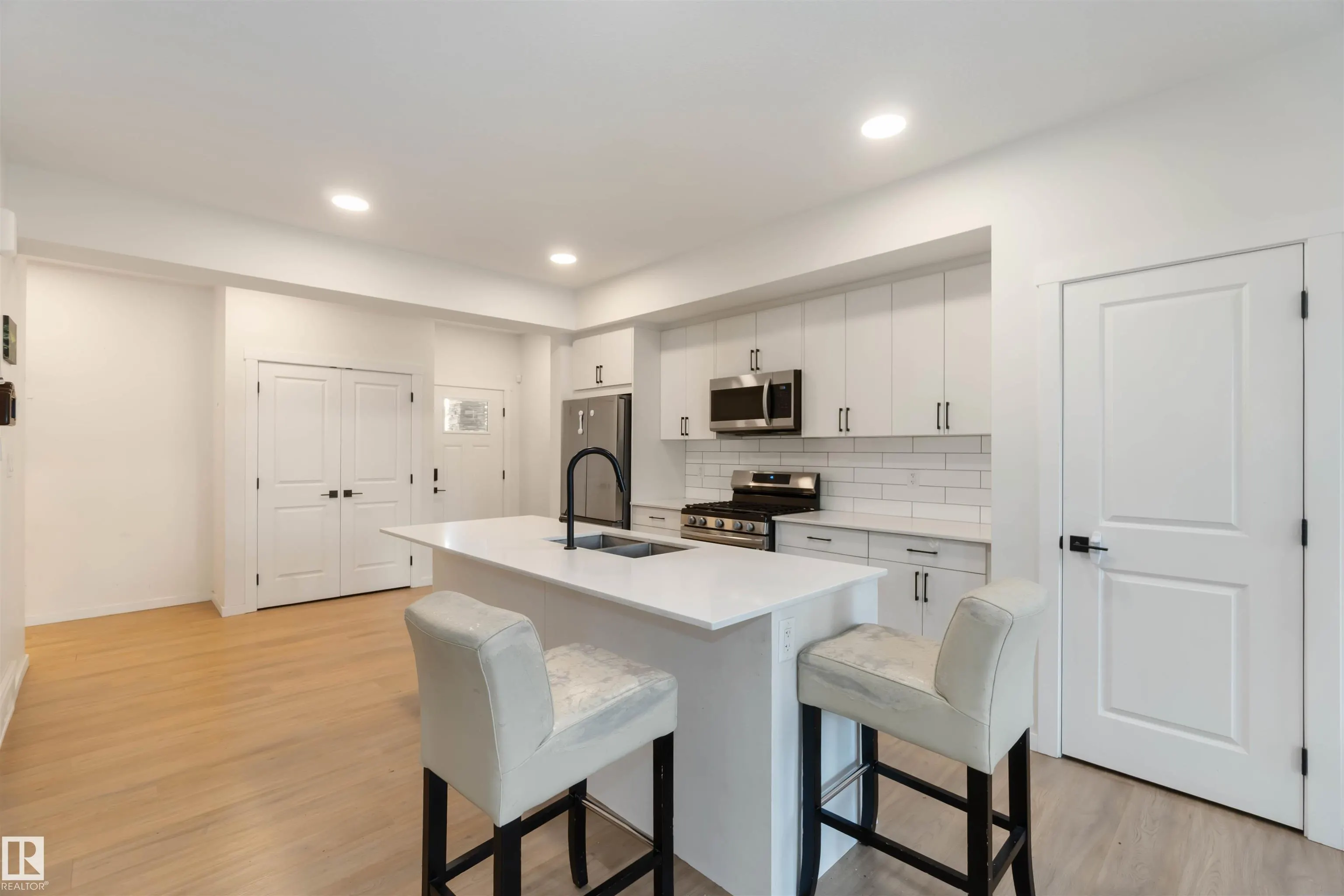 2172 52 St