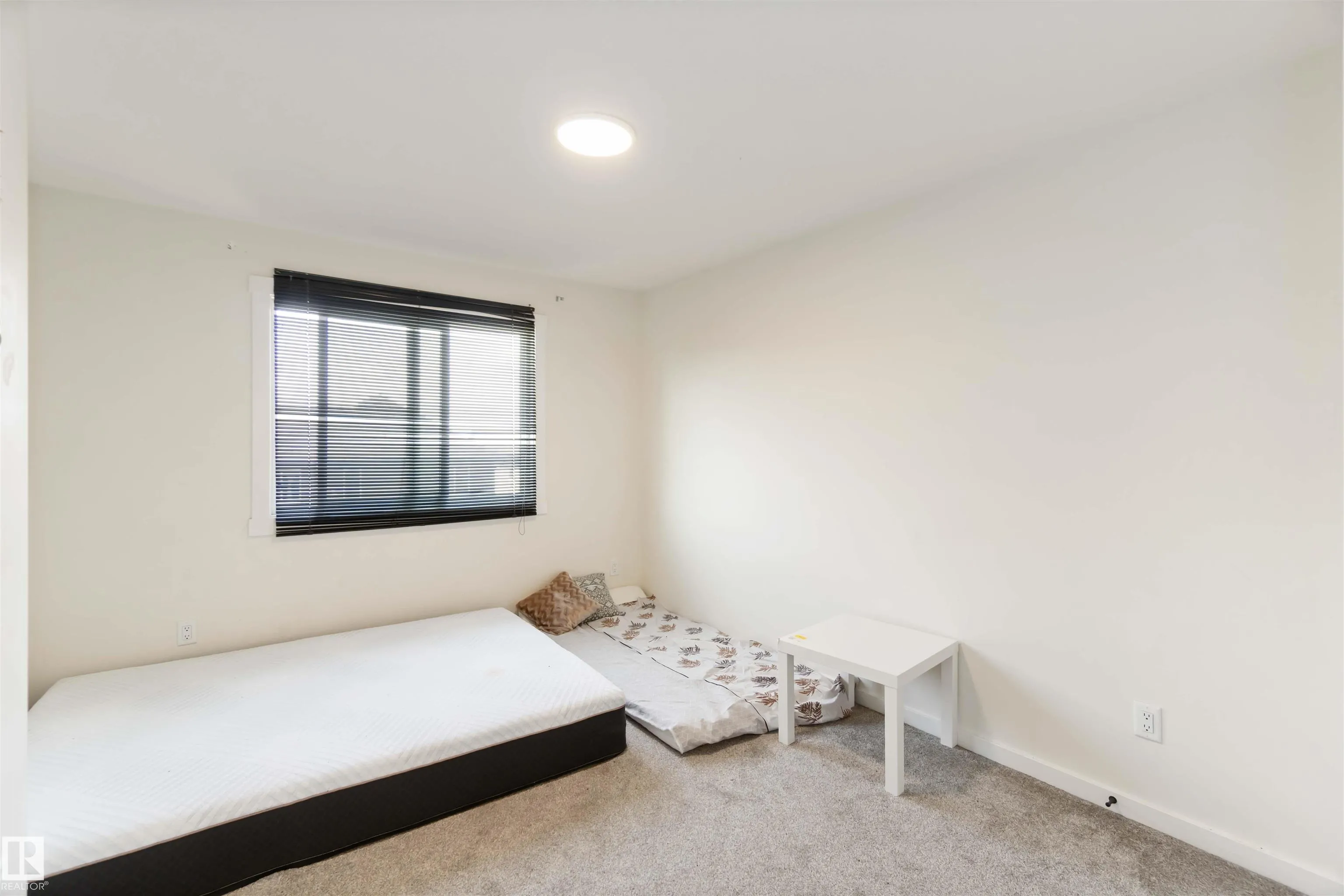2172 52 St