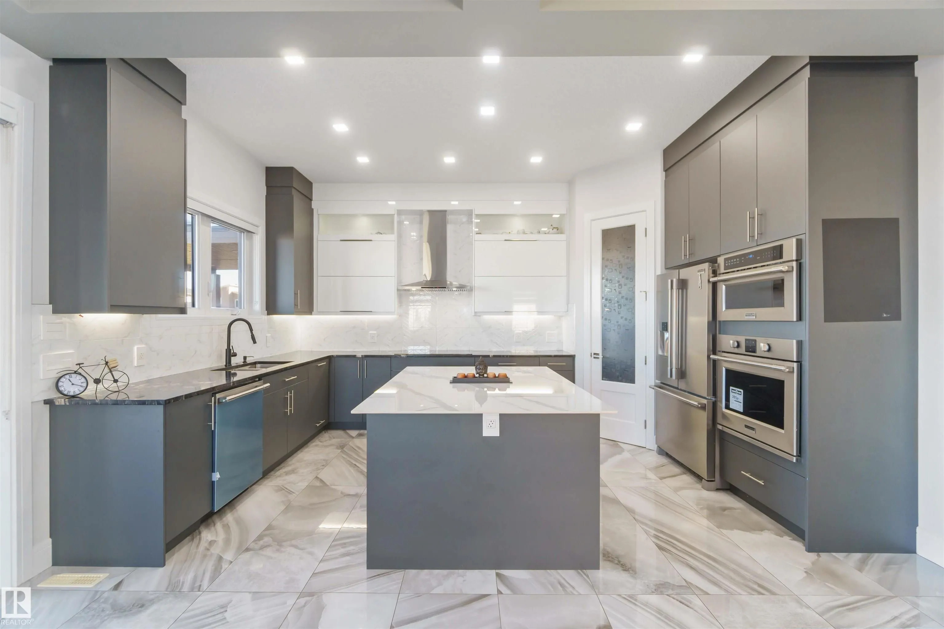 1808 20 Avenue