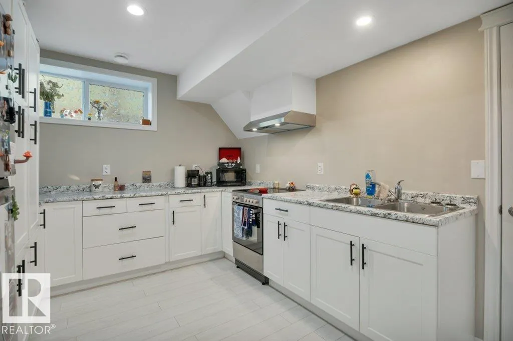 1 SOUTHFORK Close