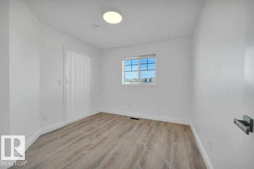 1 SOUTHFORK Close