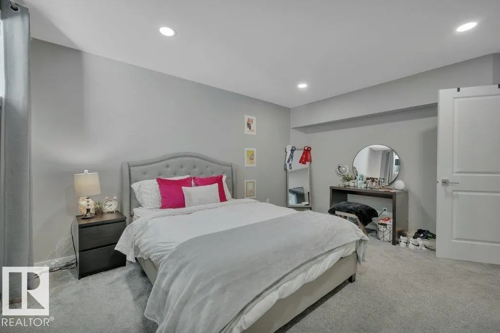 477 ROBERTS Crescent