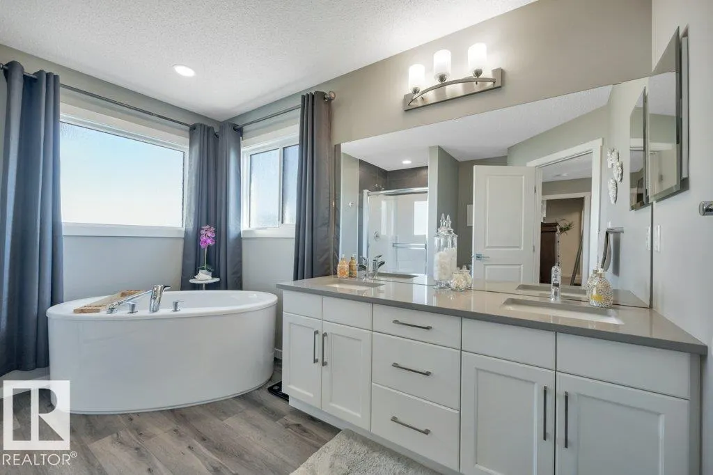 477 ROBERTS Crescent