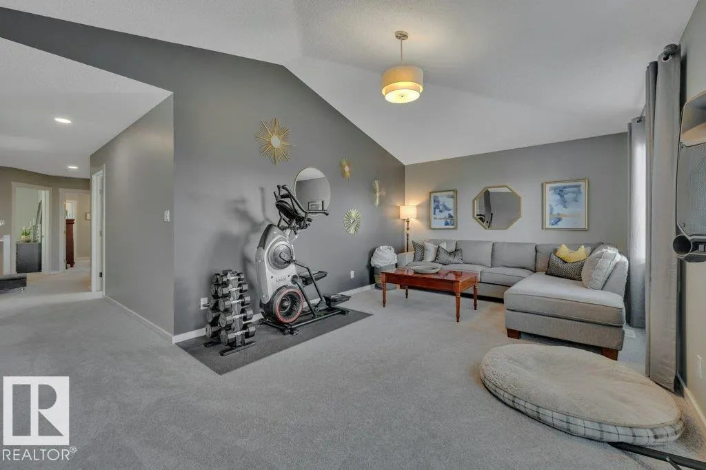 477 ROBERTS Crescent