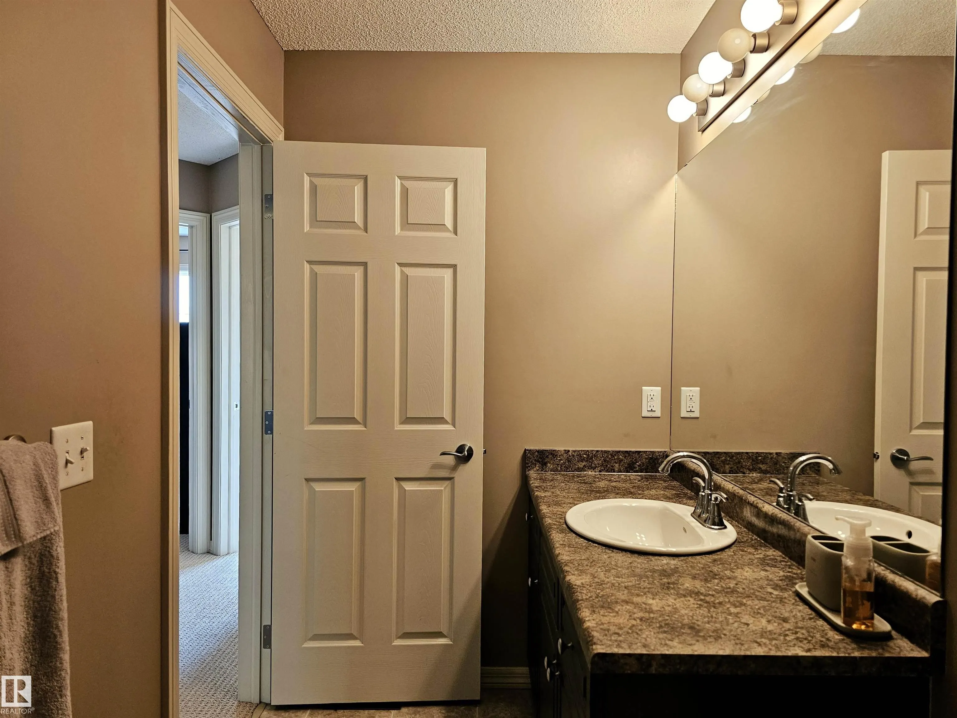 1404 HERMITAGE Road