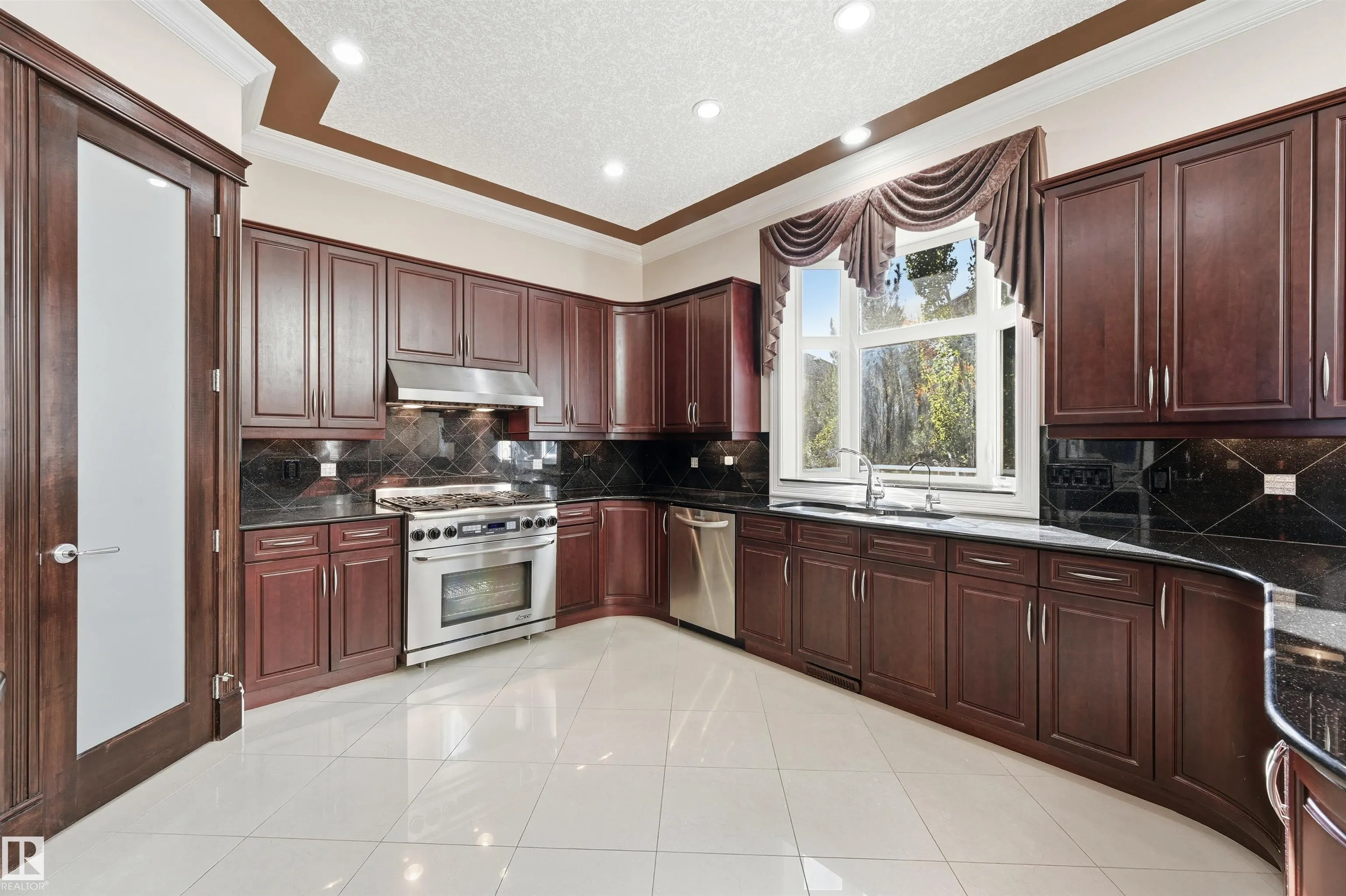 872 HOLLANDS Landing